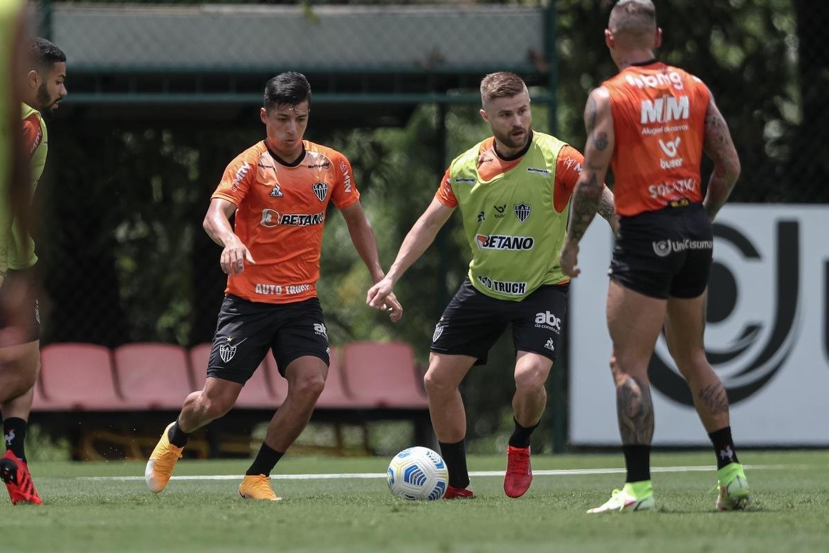 Aps a vitria por 2 a 1 sobre o Cuiab, neste domingo (24), pelo Campeonato Brasileiro, o elenco do Atltico se reapresentou e treinou na tarde desta segunda-feira (25), na Cidade do Galo, em Vespasiano. As atividades visaram o duelo de volta da semifinal da Copa do Brasil, contra o Fortaleza, que ocorrer na quarta-feira (27). Por ter vencido o jogo de ida por 4 a 0, no Mineiro, o Galo tem vaga encaminhada na deciso do principal torneio mata-mata do pas.