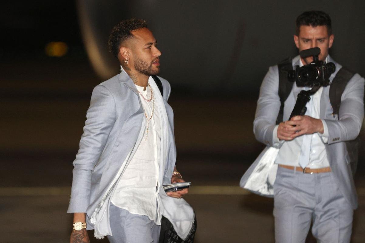 Neymar no aeroporto de Doha antes do incio da Copa do Mundo 
