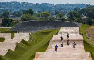 Localizado dentro do Parque Radical, em Deodoro, a pista de BMX tem percurso entre 300m e 400m