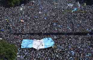 Multidão festeja, no Centro de Buenos Aires, o tri mundial da Argentina conquistado na Copa do Catar