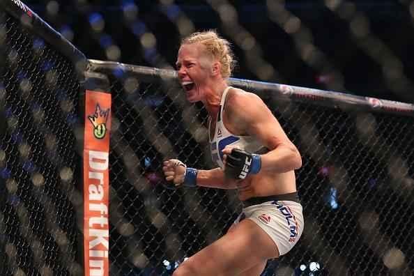 Ronda Rousey é nocauteada por Holly holm no segundo round e perde cinturão do peso galo feminino do UFC, na luta principal em Melbourne