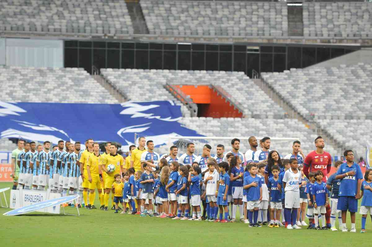 Cruzeiro estreou novo uniforme neste sábado, contra o Grêmio