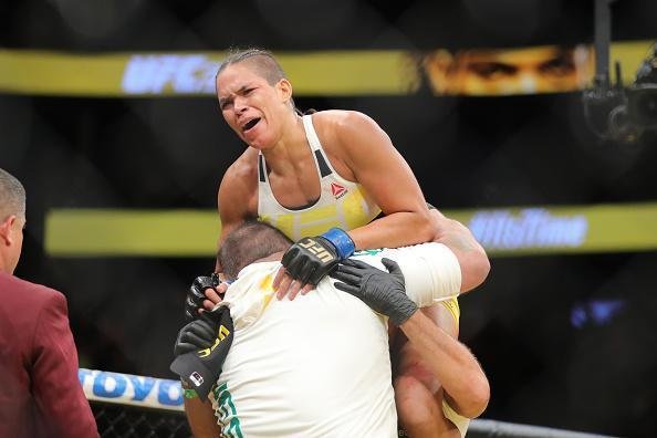 Fotos da grande vitória de Amanda Nunes pelo cinturão do UFC