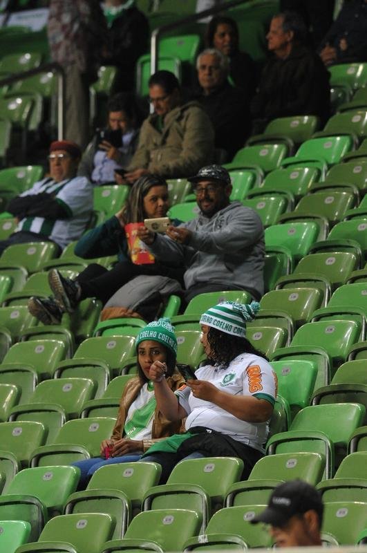 Imagens da torcida alviverde no duelo entre Amrica e Cricima, no Independncia, pela Srie B