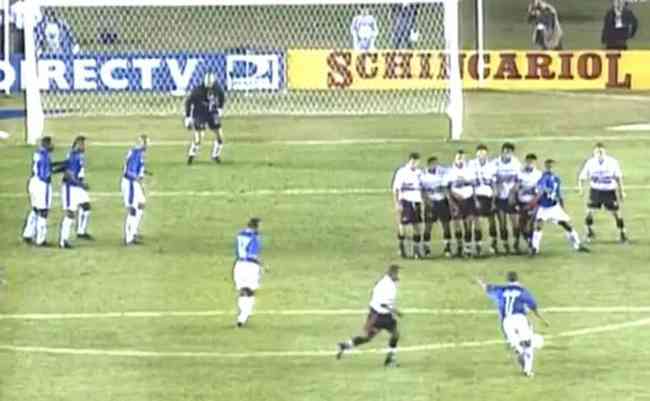 Geovanni marcou um gol de falta decisivo pelo Cruzeiro em 2000