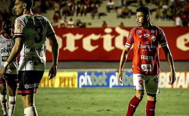 Vila Nova buscaba el empate en Serra Dourada, pero sigue en una situación