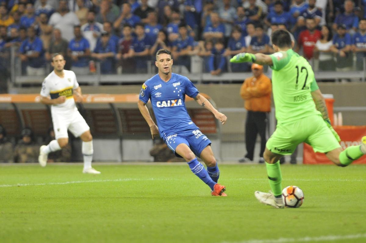 Lances do primeiro tempo de Cruzeiro e Boca Juniors, no Mineiro, pela Copa Libertadores