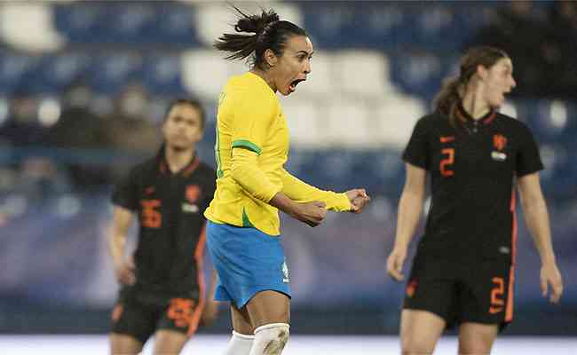 Marta entrou na reta final do jogo e empatou para o Brasil em cobrana de pnalti 
