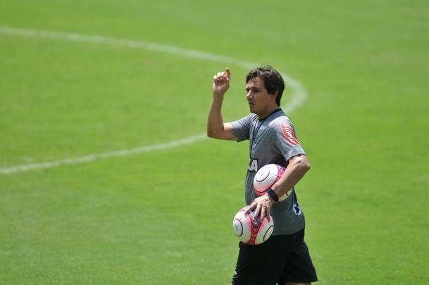 Manh desta sexta-feira foi agitada no Atltico com demisso de Oswaldo e coletiva do presidente