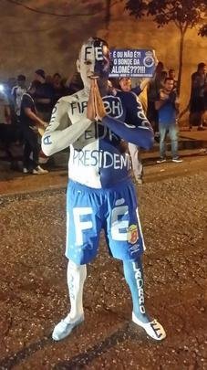 Protesto diante da residncia do presidente do Cruzeiro, Wagner Pires de S. Torcedores querem a renncia imediata do dirigente para que Conselho Gestor assuma o comando