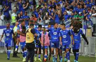 Edu marca gol da vitória do Cruzeiro sobre o Brusque, no Mineirão, pela segunda rodada da Série B; veja as imagens da festa da torcida