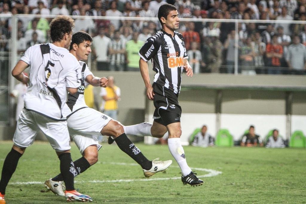 Leonardo - Contratado pelo Galo com um vnculo de trs anos, o jogador estreou no empate com a Ponte Preta por 2 a 2. Ele no participou de nenhum gol. Em 13 partidas pelo Galo, marcou 4 vezes, todas elas decisivas. Em 2013, foi negociado com o Vasco. Na transao, Alecsandro assinou com o Alvinegro. 