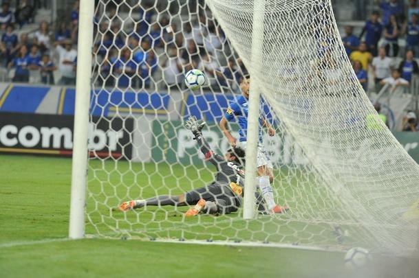 Cruzeiro venceu com facilidade o time paranaense na noite deste sbado