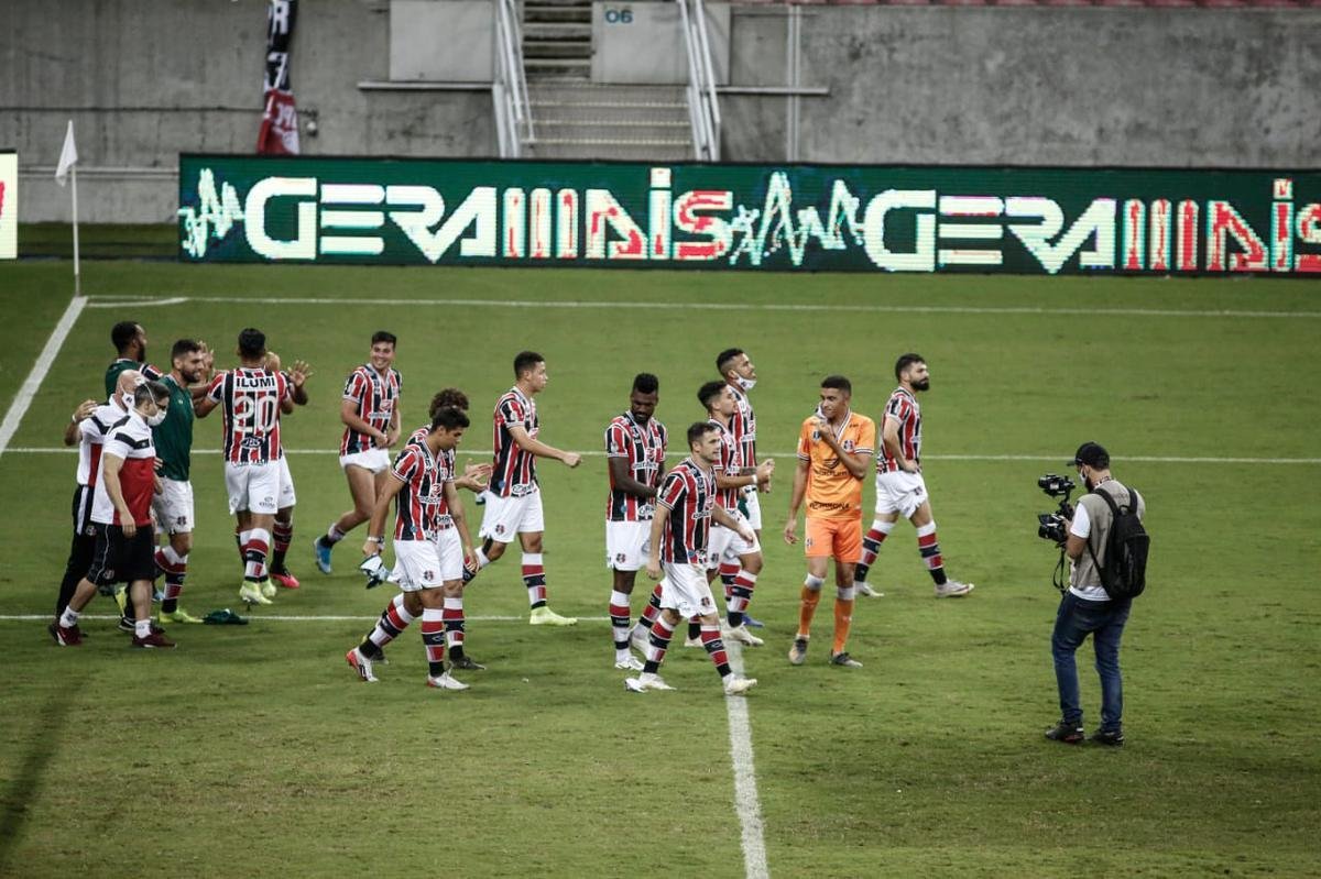 Nas cobranças dos pênaltis, Jefferson ainda defendeu o chute fraco de Fabinao, mas o goleiro Maycon Cleiton brilhou mais e fez duas defesas para colocar o Santa Cruz na grande final do Pernambucano.