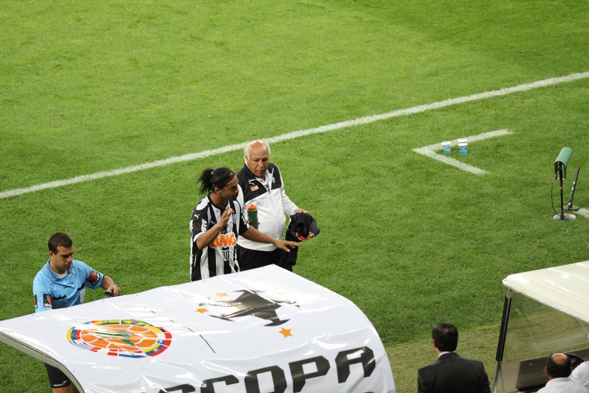 Ronaldinho pode ter feito, contra o Lans, na despedida da Recopa, o seu ltimo jogo pelo Atltico