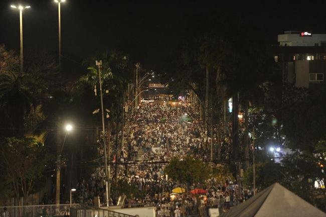 Torcedores do Atltico aglomerados do lado de fora do Mineiro