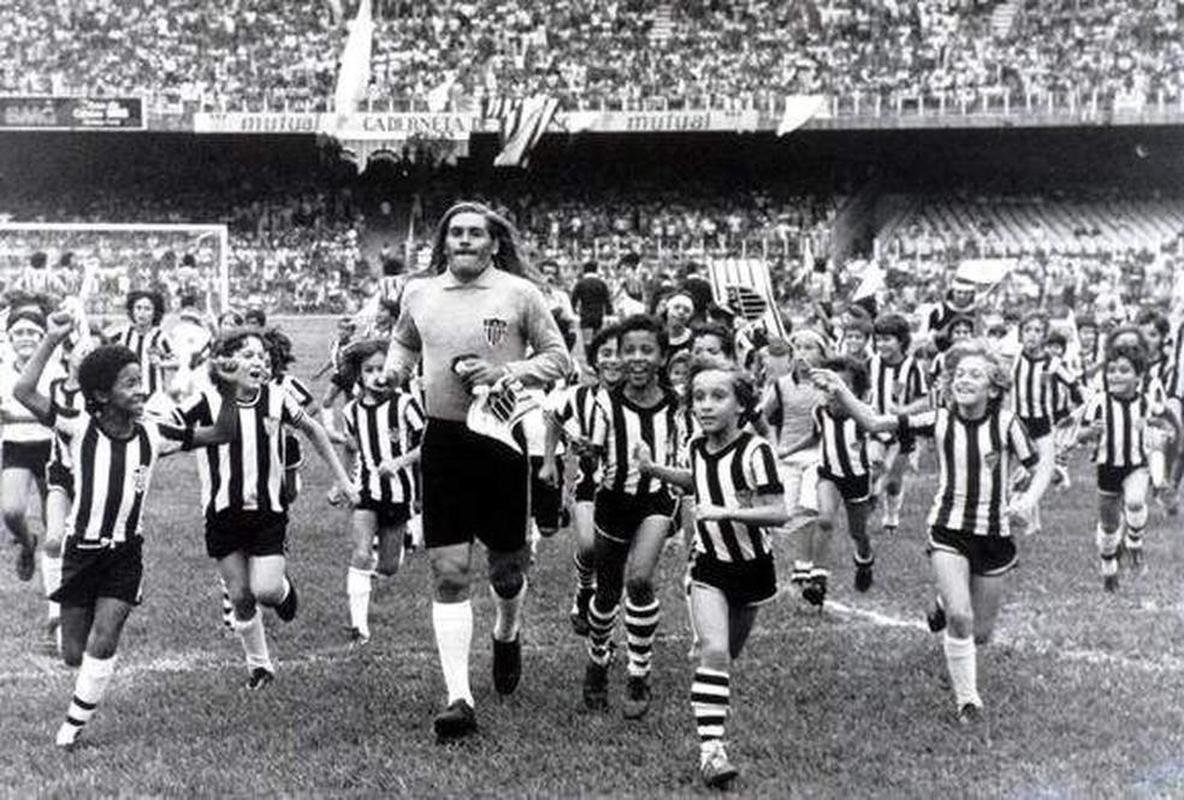 Ortiz - 1976 a 1977:  o argentino se destacou por ser o primeiro goleiro a marcar gols de p�nalti pelo Atl�tico. Em 100 jogos, marcou sete  gols e sofreu 67. Foi campe�o mineiro em 1976. 