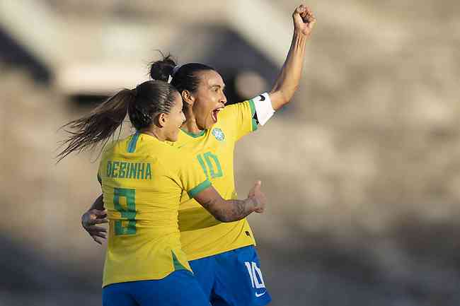 Agora atacante, Marta fez um gol, deu assistncia e levou o Brasil a mais uma vitria