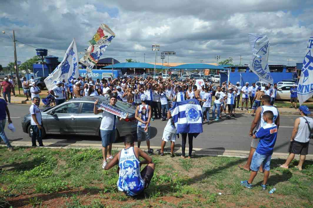 Torcedores do Cruzeiro organizaram uma grande festa no embarque do time para So Paulo