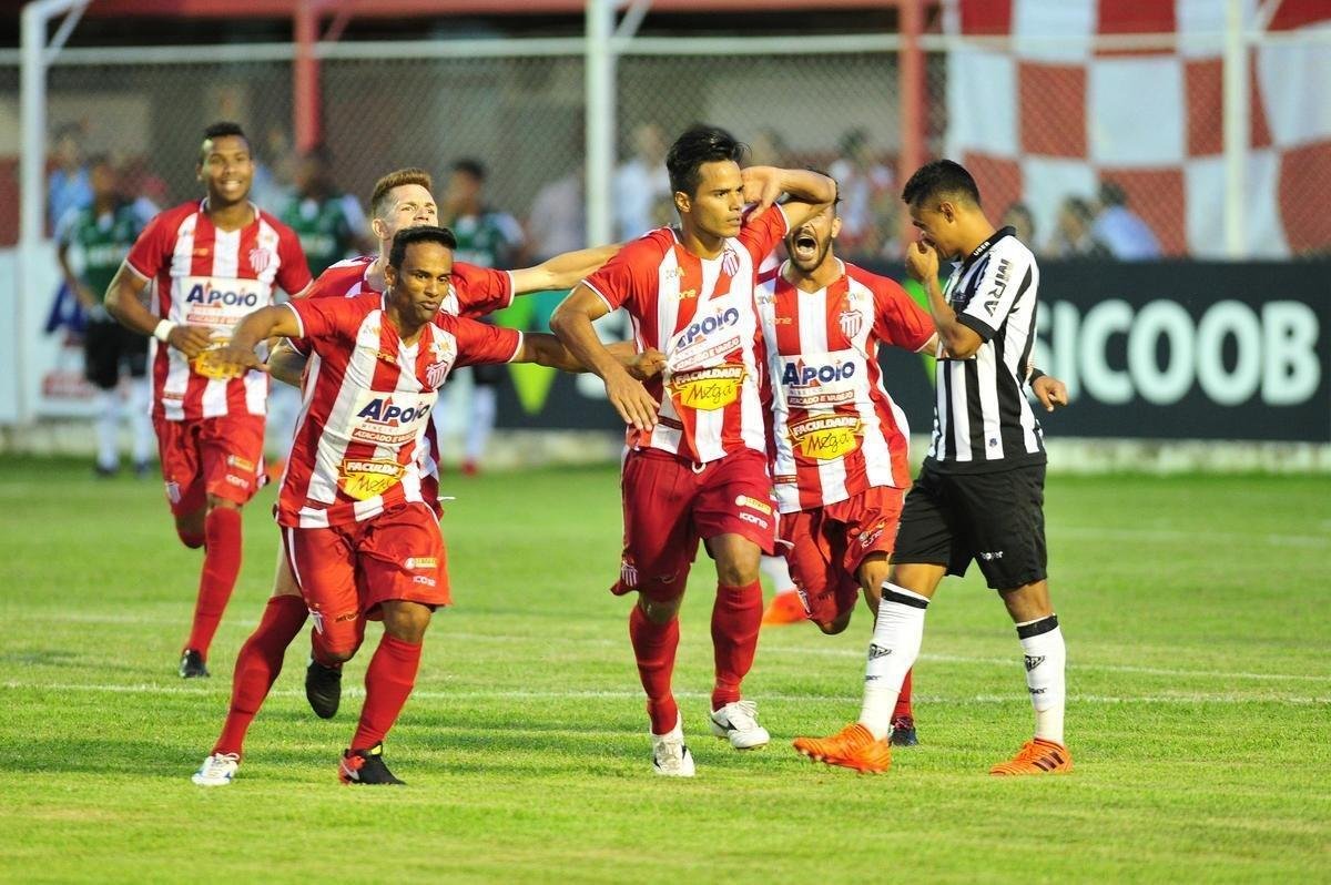 Villa Nova e Atltico se enfrentaram nesta quinta-feira