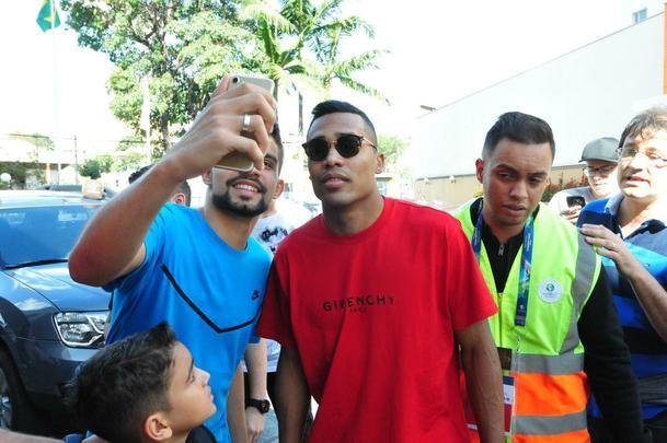 Depois de derrotar a Argentina por 2 a 0 no Mineiro e garantir vaga na final da Copa Amrica, jogadores da Seleo Brasileira ganharam folga em Belo Horizonte e foram tietados por torcedores na porta do hotel Ouro Minas. 