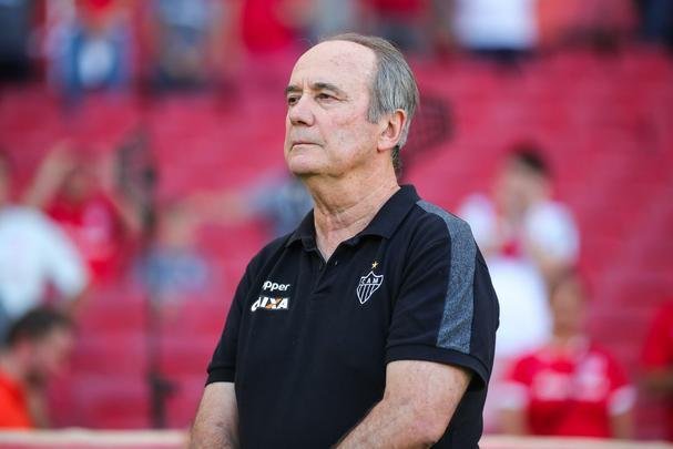 Galo derrotou Internacional no Beira-Rio com gols de Cazares e Terans; D'Alessandro descontou de pênalti