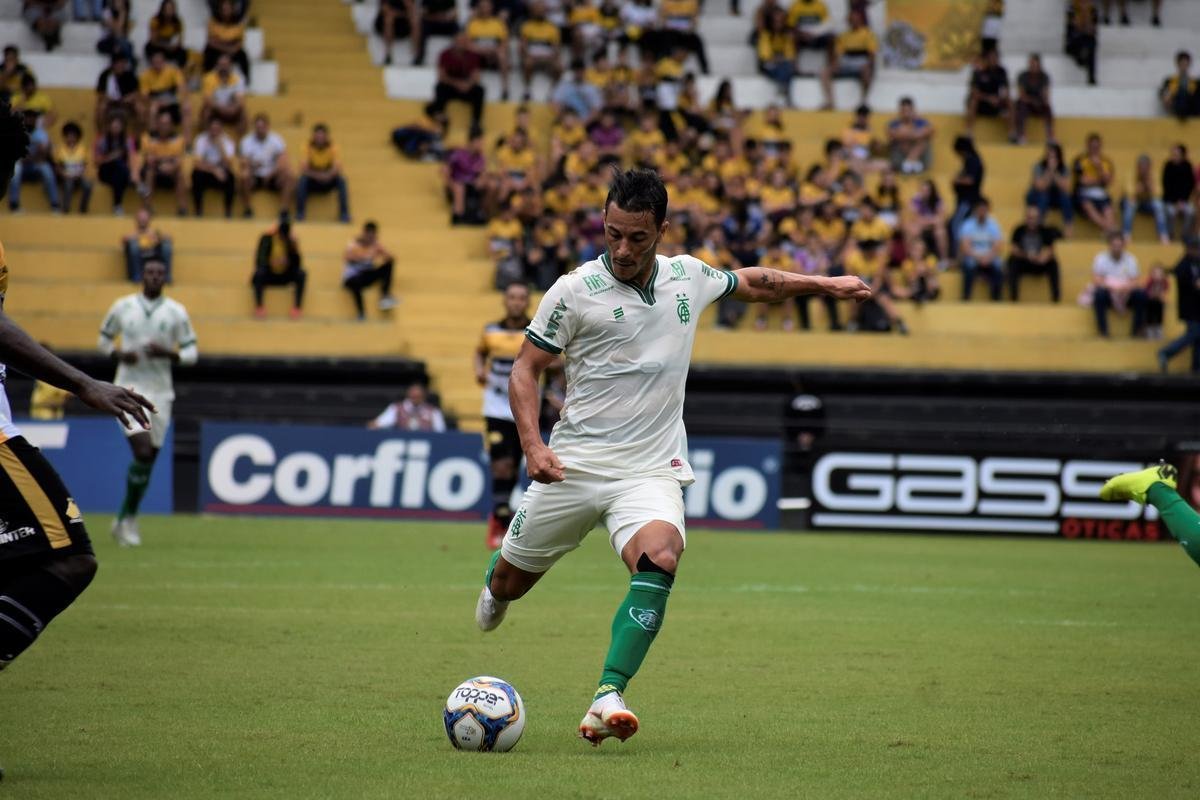 Cricima e Amrica se enfrentaram no Heriberto Hlse, pela terceira rodada da Srie B