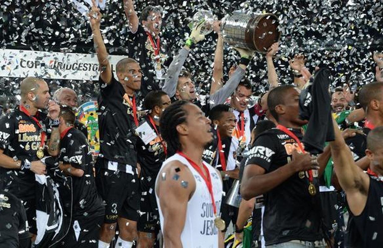 Capito Rver ergue a taa de campeo da Libertadores do Atltico