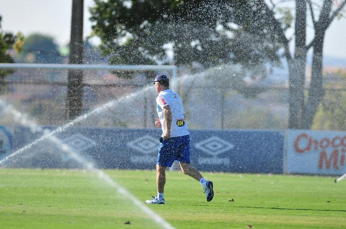 Imagens do treino do Cruzeiro desta quinta-feira, na Toca da Raposa II (Alexandre Guzanshe/EM D.A Press)