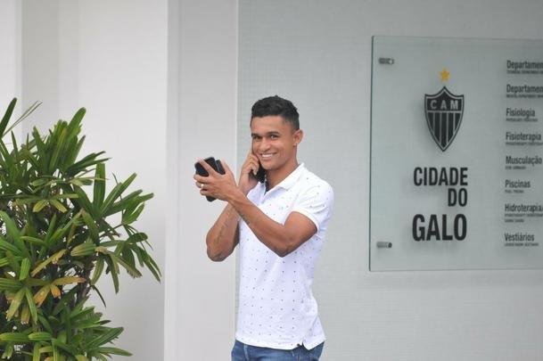 Atltico voltou ao trabalho nesta quinta-feira e apresentou Ricardo Oliveira; alm do atacante, presidente Sergio Sette Cmara e diretor de futebol Alexandre Gallo falaram com os jornalistas. Na foto, o atacante Erik