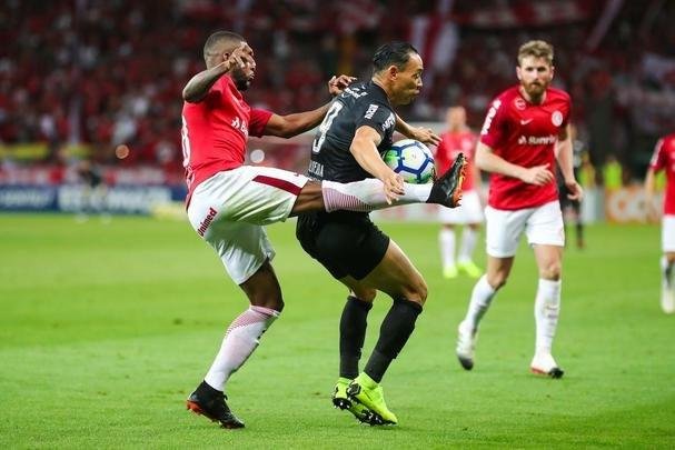 Galo derrotou Internacional no Beira-Rio com gols de Cazares e Terans; D'Alessandro descontou de pênalti