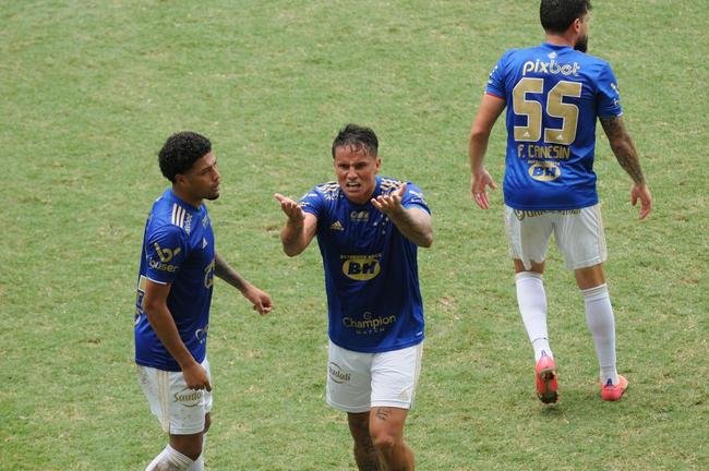 Edu empatou o jogo para o Cruzeiro diante do Villa Nova, no Independncia, pela oitava rodada do Campeonato Mineiro