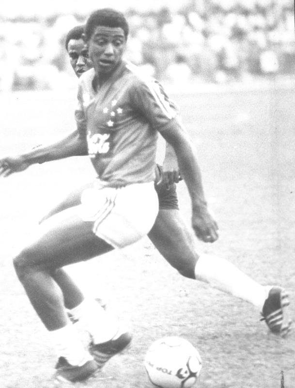 Imagens do Cruzeiro com a camisa da Adidas (Arquivo/Estado de Minas)