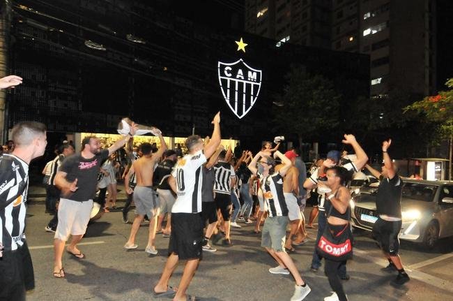 Fotos da festa e do buzinao da torcida do Atltico em frente  sede do clube, no bairro de Lourdes, em BH. Centenas de pessoas foram ao local para festejar, de forma antecipada, o ttulo brasileiro de 2021