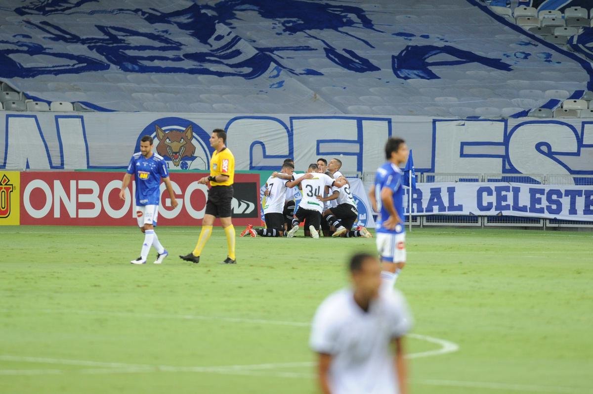 Leo Artur abriu o placar para o Figueirense com golao por cobertura: 1 a 0