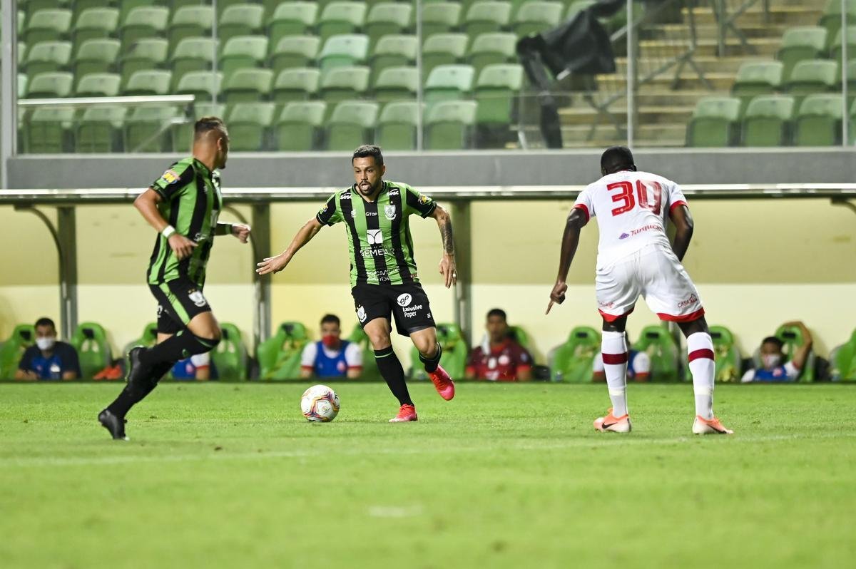 Pela 15ª rodada da Série B, o Náutico visitou o América-MG tentando reagir na tabela e manter a invencibilidade diante do ex-alvirrubro Lisca