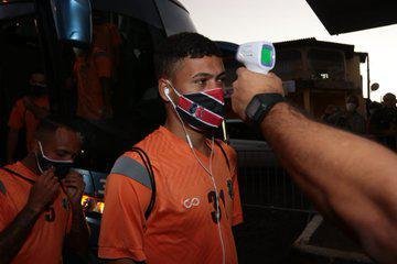 Confiança e Santa Cruz jogam em Feira de Santana na noite deste sábado. Partida vale uma vaga na semifinal da Copa do Nordeste