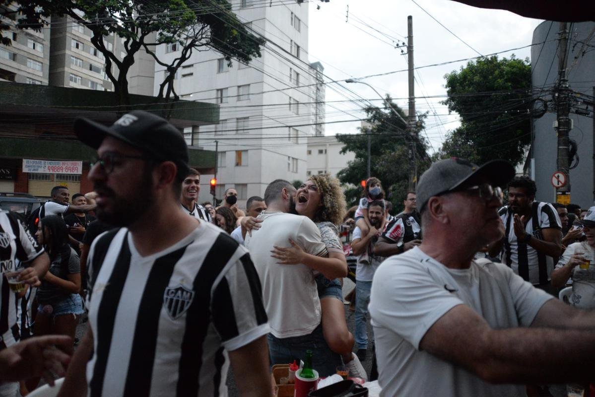 Festa atleticana no Bar do Salomo, em BH, com a conquista do ttulo da Supercopa do Brasil. Galo venceu o Flamengo por 8 a 7 nos pnaltis aps empate por 2 a 2 no tempo normal