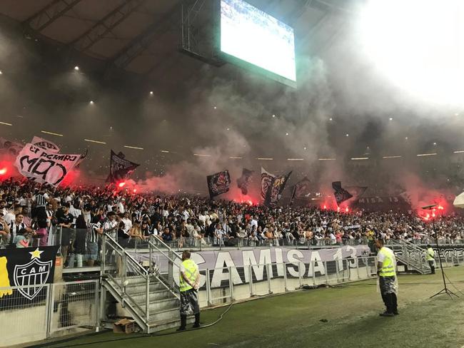 Sinalizadores acessos na torcida do Atlético durante o jogo contra o Palmeiras, no Mineirão
