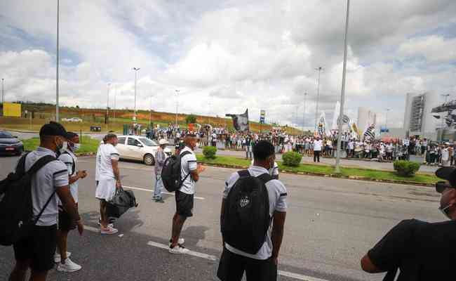 Muitos torcedores do Galo marcaram presena no Aeroporto Internacional de Confins, na tarde deste sbado (19), para apoiar a equipe