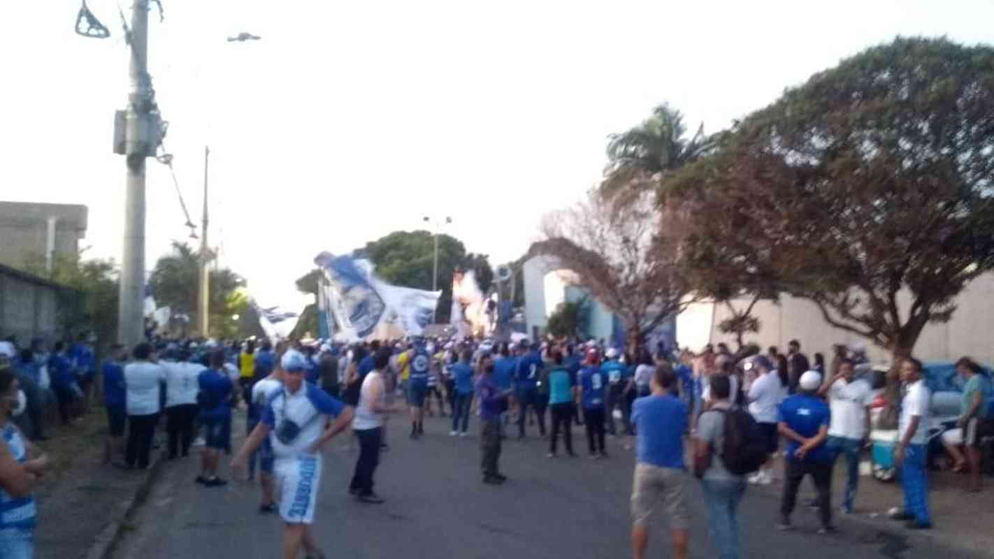 Torcedores do Cruzeiro cobram renúncia de Sérgio Rodrigues