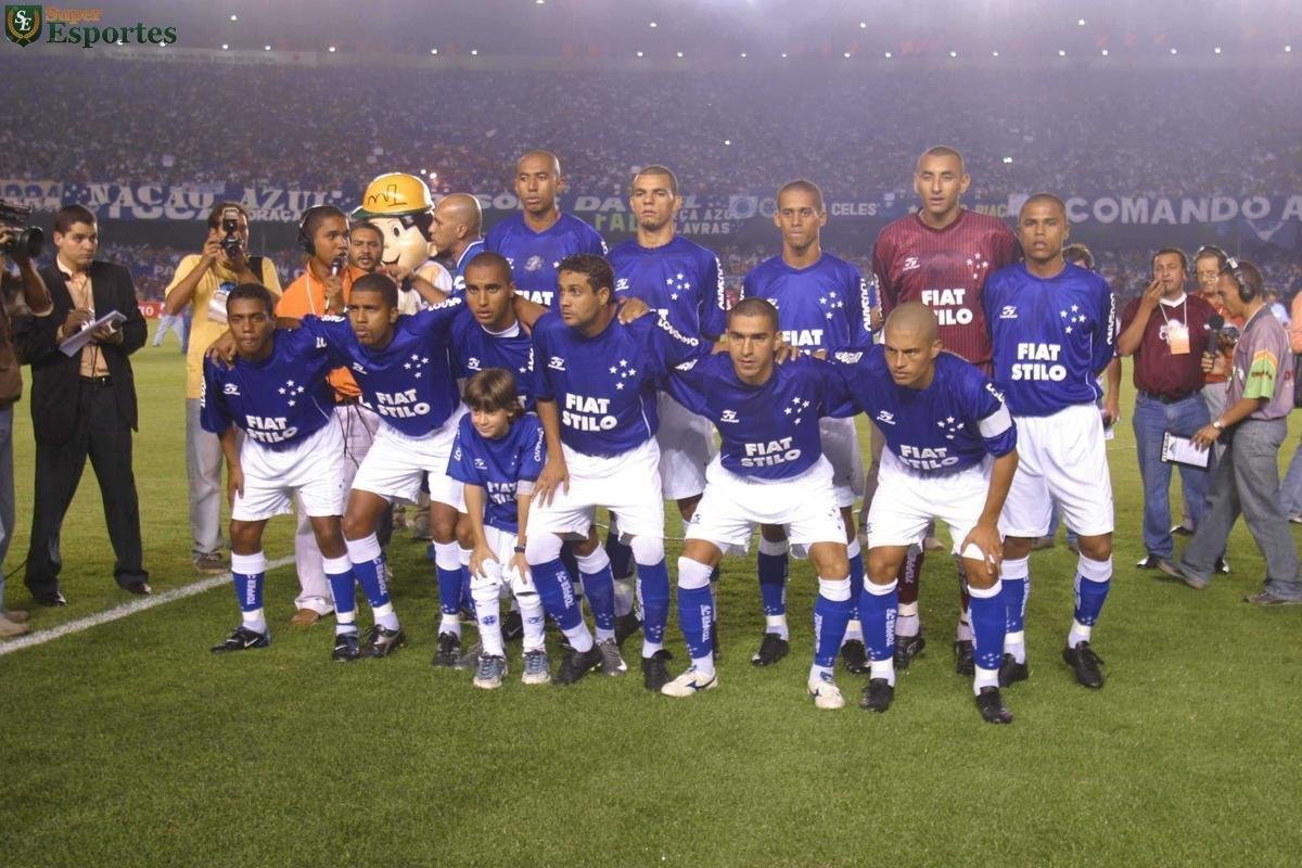 Time do Cruzeiro tetracampeão da Copa do Brasil, em 2003, sobre o Flamengo. Na foto estão Luisão, Gladstone, Wendel, Gomes (goleiro) e Jardel. Agachados: Augusto Recife, Leandro, Deivid, Maurinho, Aristizábal e Alex