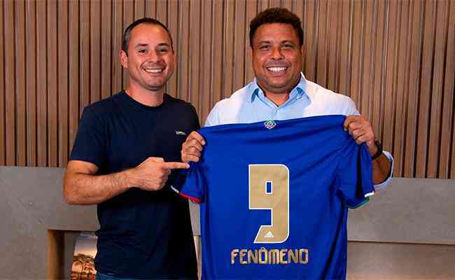 Ronaldo posou com a camisa do Cruzeiro logo aps assinar a inteno de compra de 90% das aes da SAF