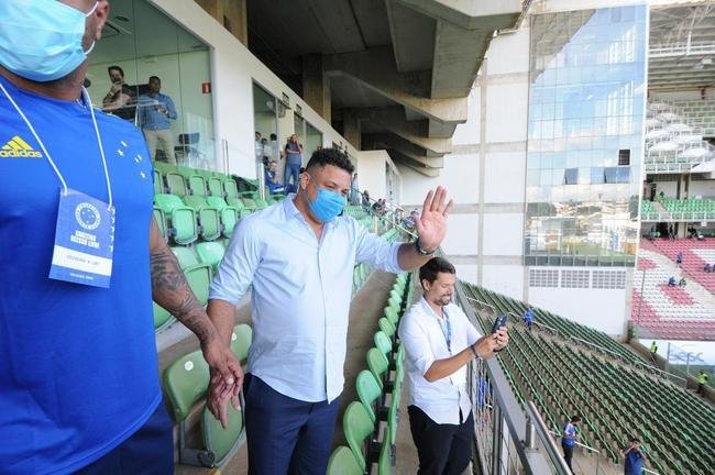 Ronaldo prestigiou vitria do Cruzeiro sobre a URT, por 3 a 0, no Independncia, e foi ovacionado pela torcida celeste