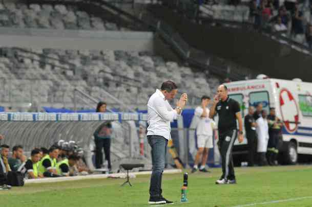 Veja as reações do técnico Paulo Bento na estreia pelo Cruzeiro, no duelo contra o Figueirense