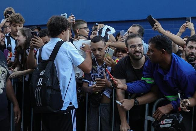 No fim da tarde desta sexta-feira (4/3), delega��o do Atl�tico desembarcou em Governador Valadares, onde enfrentar� o Democrata pelo Campeonato Mineiro.