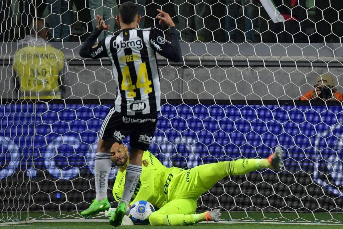 O principal objetivo no retorno de Cuca era fazer o Galo dar a volta por cima para tentar buscar o ttulo da Copa Libertadores. Mas no deu certo. No duelo de ida das quartas de final, contra o Palmeiras, no Mineiro, o Galo dominou, fez 2 a 0, perdeu chances e acabou cedendo o empate no fim. No duelo de volta, o Palmeiras ficou com dois a menos, o time mineiro perdeu chances no fim, mas no saiu do empate. Nas penalidades, Rubens perdeu a sexta cobrana e o Galo acabou eliminado. 