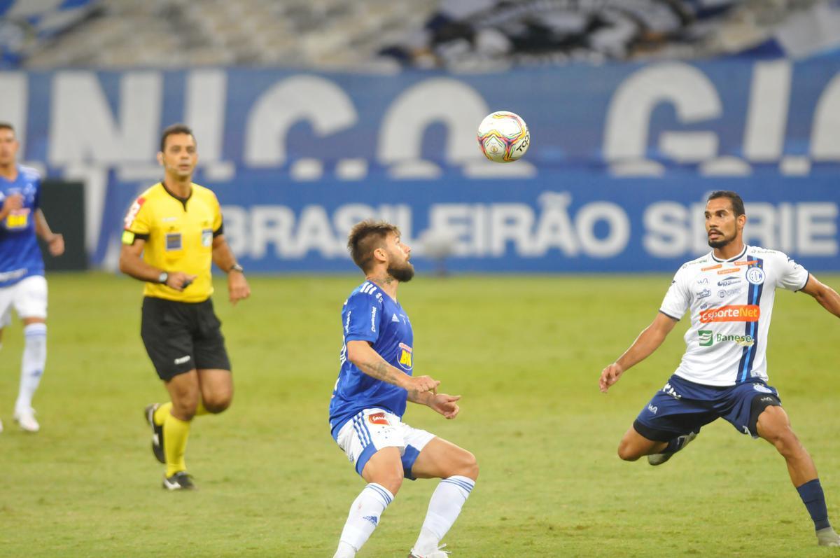 Fotos do jogo entre Cruzeiro e Confiana, no Mineiro, em Belo Horizonte, pela 24 rodada da Srie B do Campeonato Brasileiro
