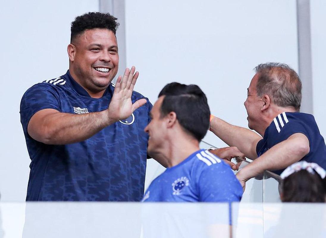 Ronaldo usa camisa nova do Cruzeiro no Mineirão, mas tapa marca da Adidas