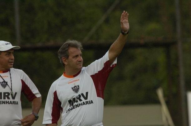 Tico dos Santos - Tico dos Santos substituiu Levir Culpi em 2007, após a ida do antigo treinador para o Japão. Em três jogos, foram uma vitória e duas derrotas. Logo depois, Zetti assumiu o comando da equipe.